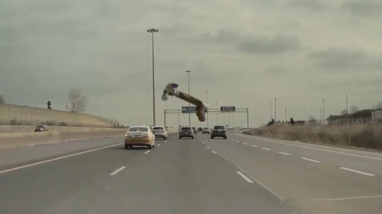 Σφυρί χτυπά στο παρμπρίζ αυτοκινήτου!